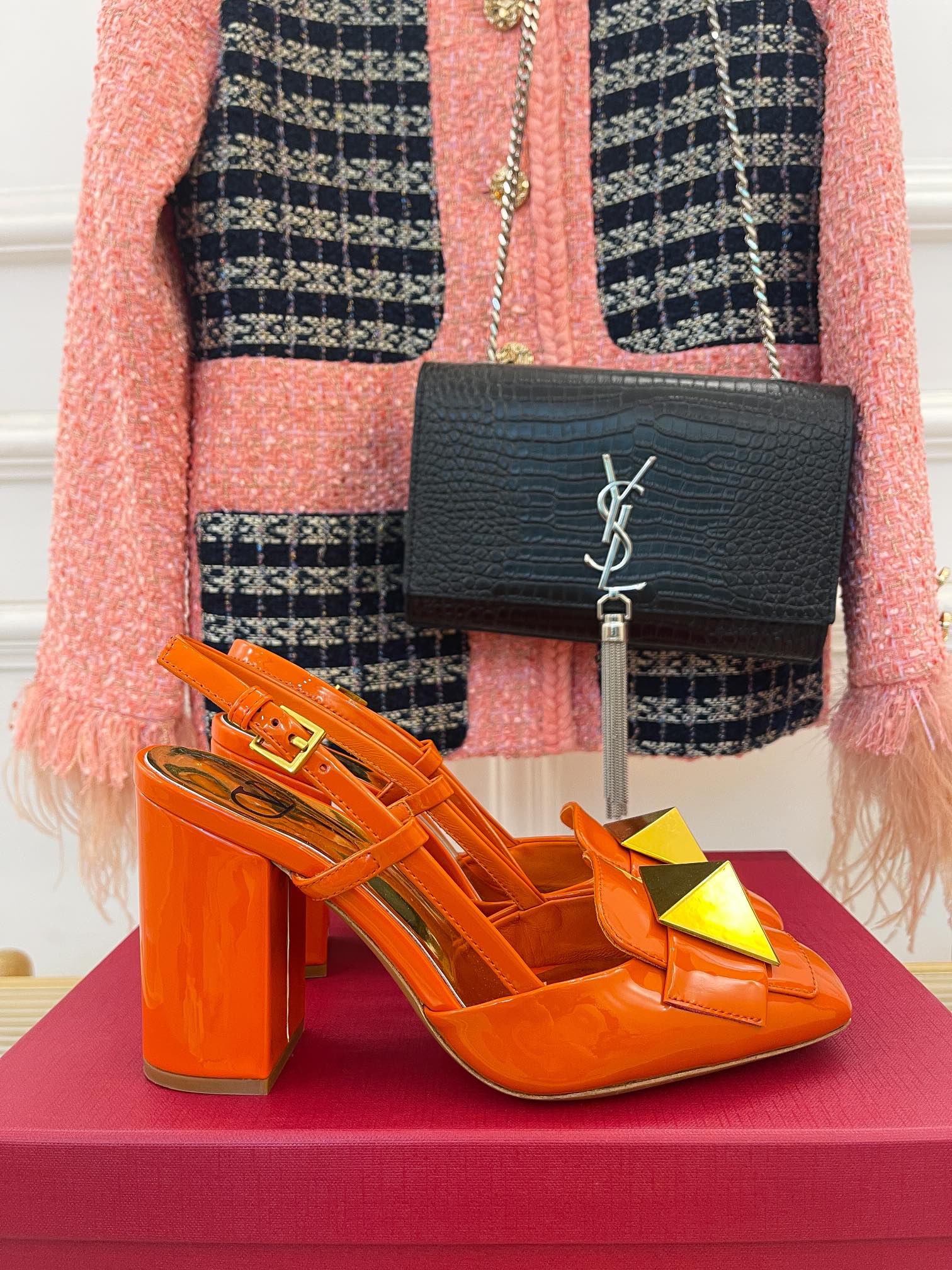 Весенняя коллекция Valentino 2022 — Сандалии на массивном каблуке — Оранжевые