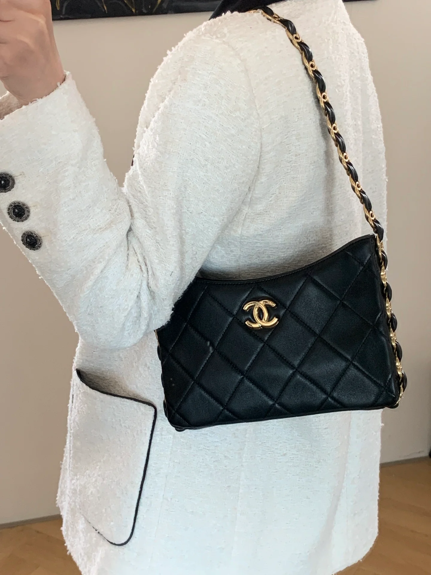 Сумка-хобо Chanel с массивной цепочкой в ??стиле хиппи — черная.