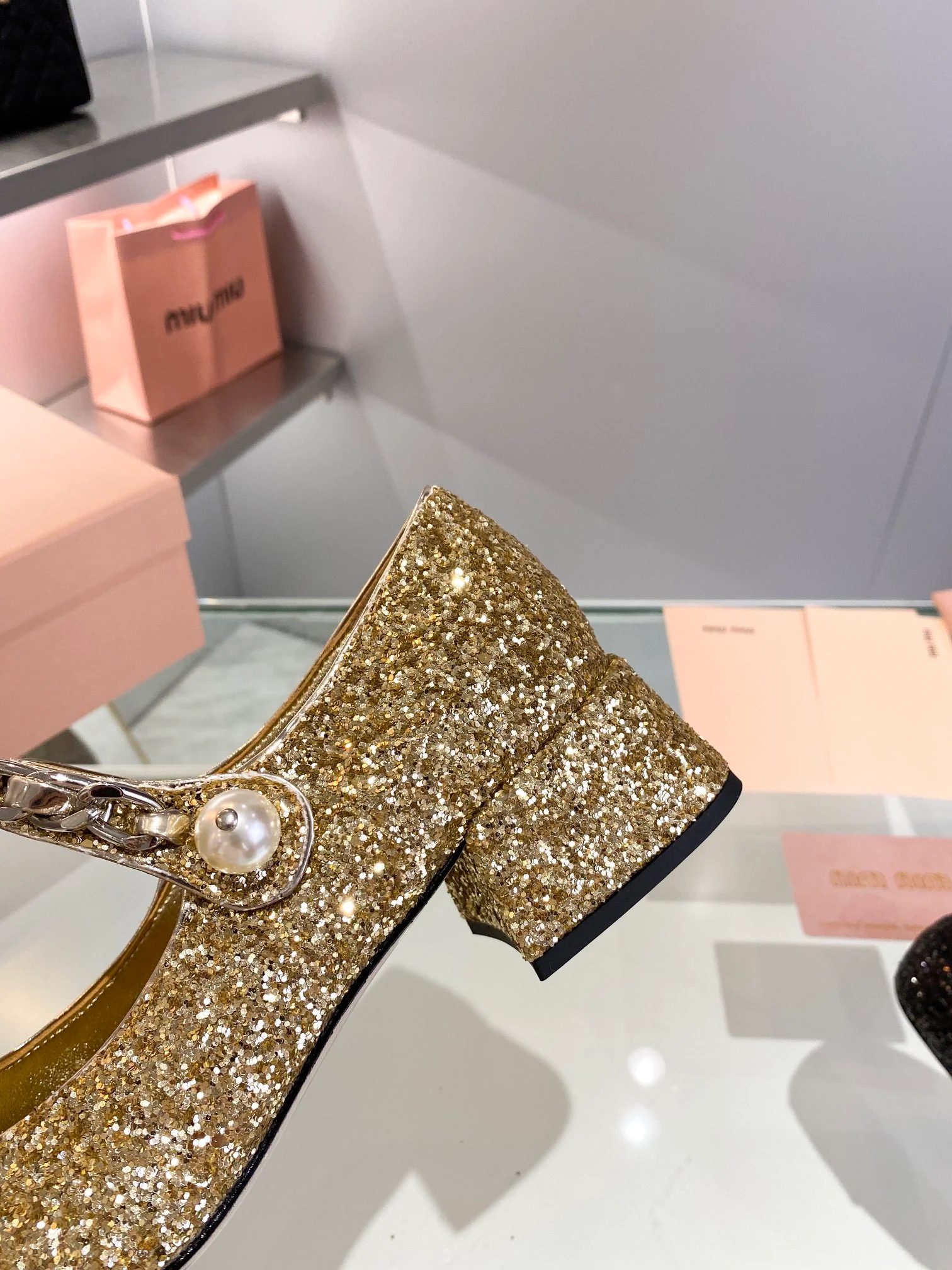 Новинка Miu Miu 2022 года - Туфли на низком каблуке