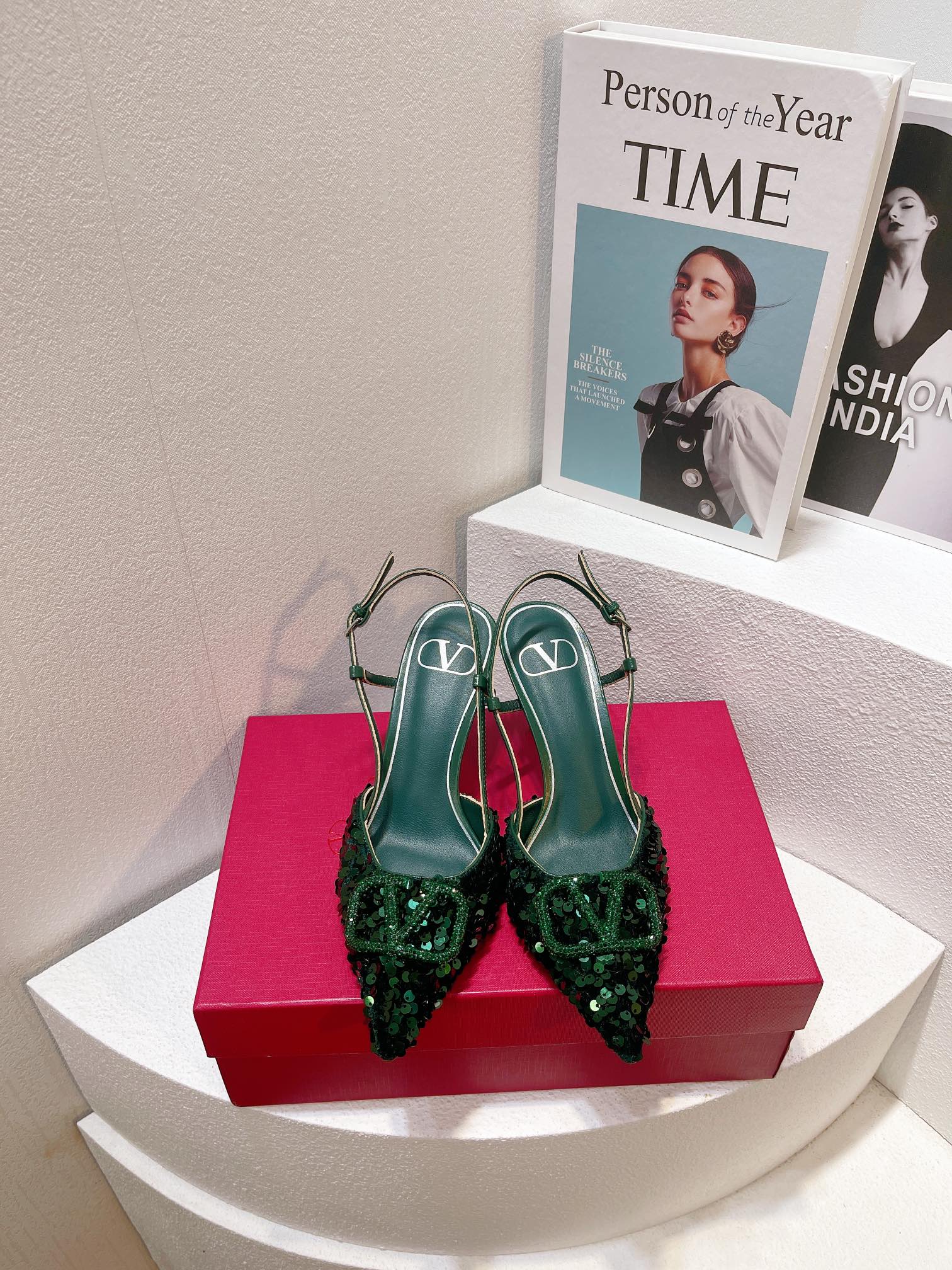 Новинка с официального сайта Valentino 2023 — Глянцевые босоножки на низком каблуке с острым носком — 8 см — Зеленые