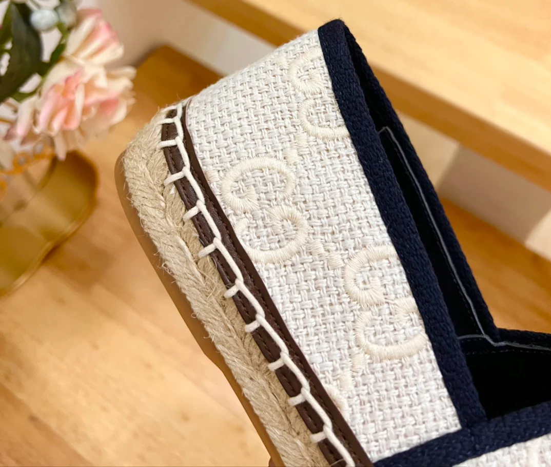 Новинка весны 2023 года от Gucci - балетки из льняной парусины с ремешком.