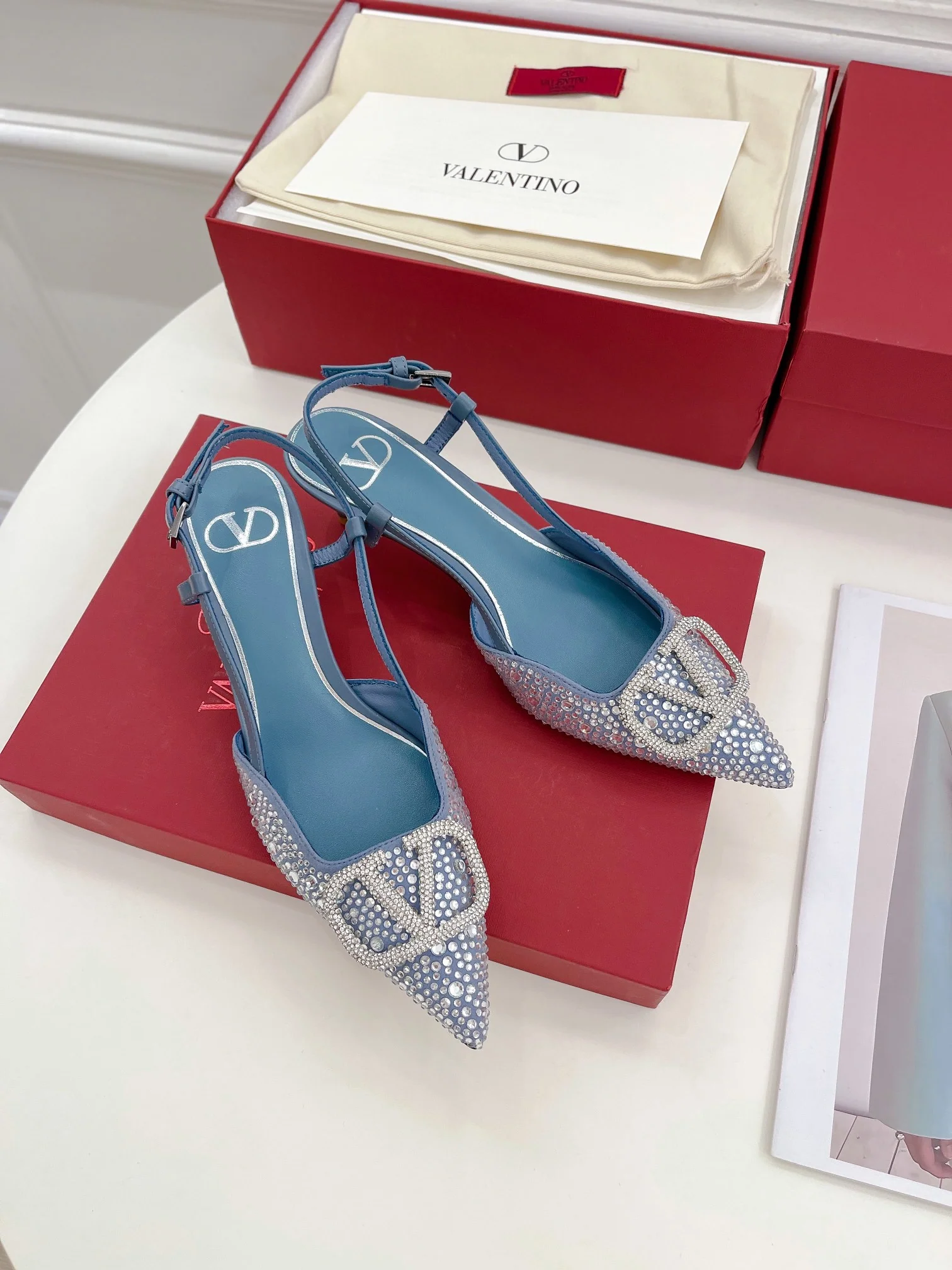 Новинка лета 2023 от Valentino - Серия Roman Stud - Сандалии со стразами - 4-5 см - Светло-голубые