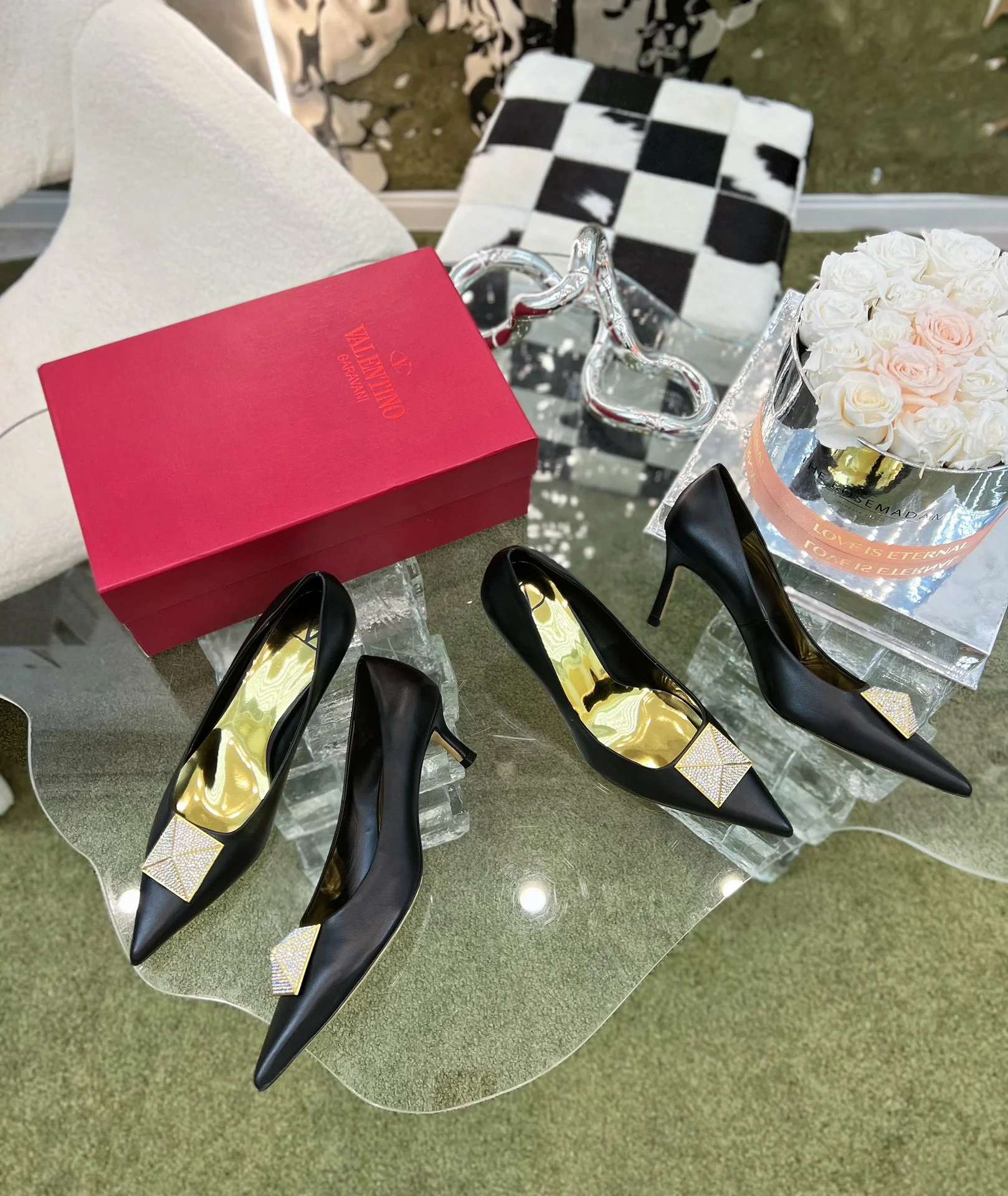 Valentino - Новинка начала осени 2022 года - Туфли на среднем каблуке с заклепками - 1