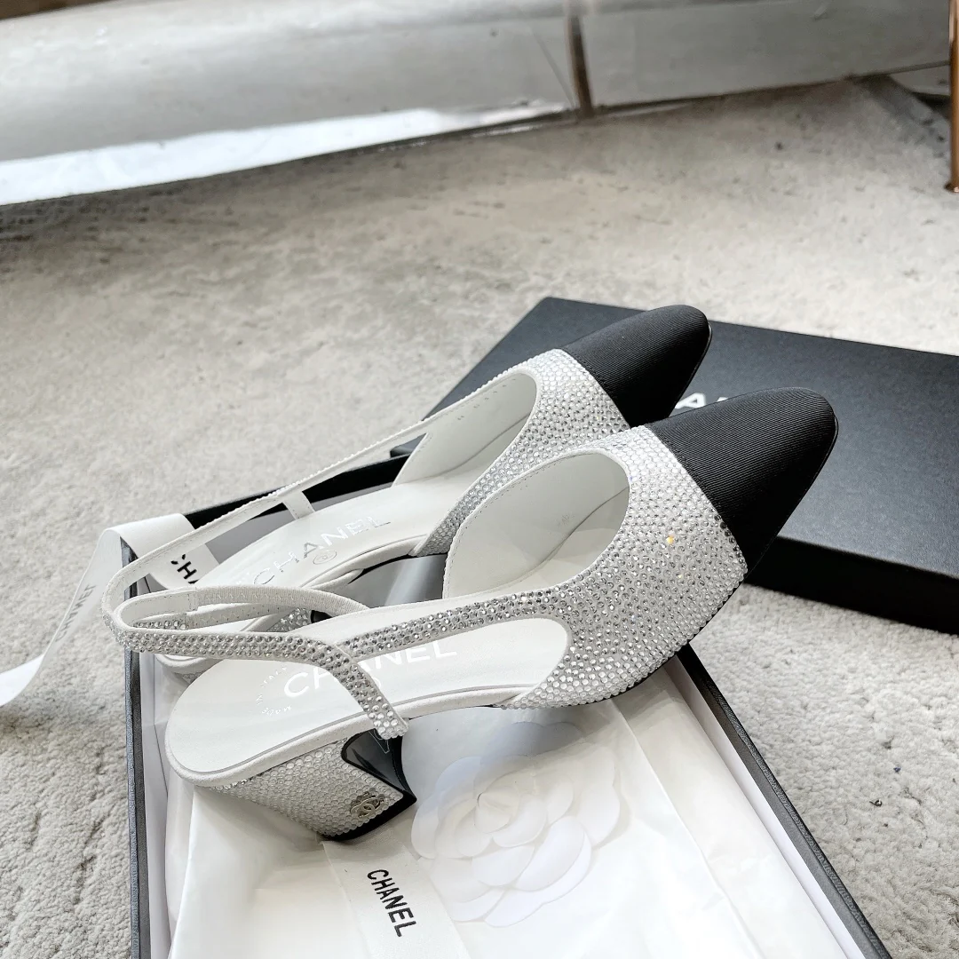 Chanel - Атласные босоножки на низком каблуке со стразами - Белые