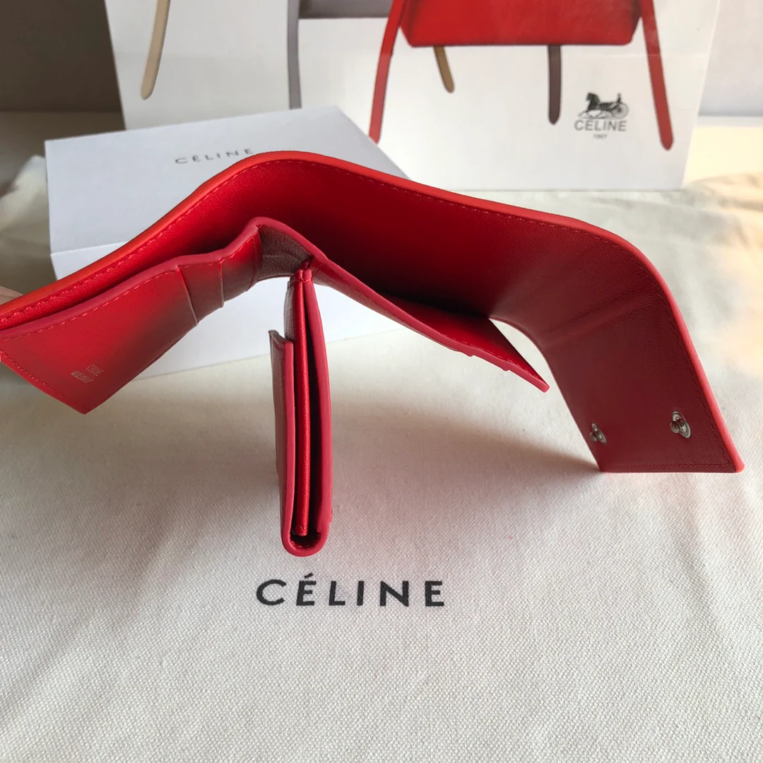 Короткий трехсекционный кошелек Celine с узором ?Красная рябь на воде?.