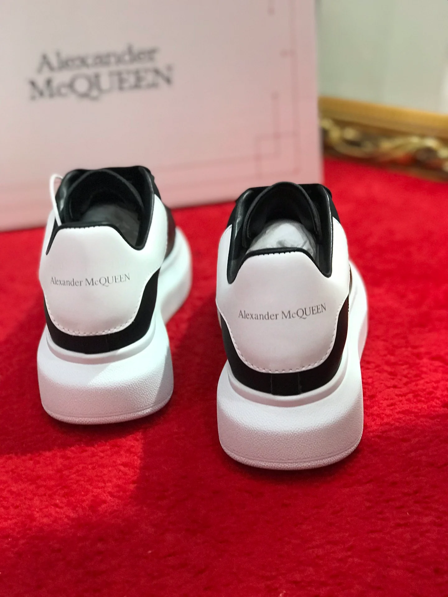 Классические белые кроссовки McQueen - полностью черные - с белой отделкой