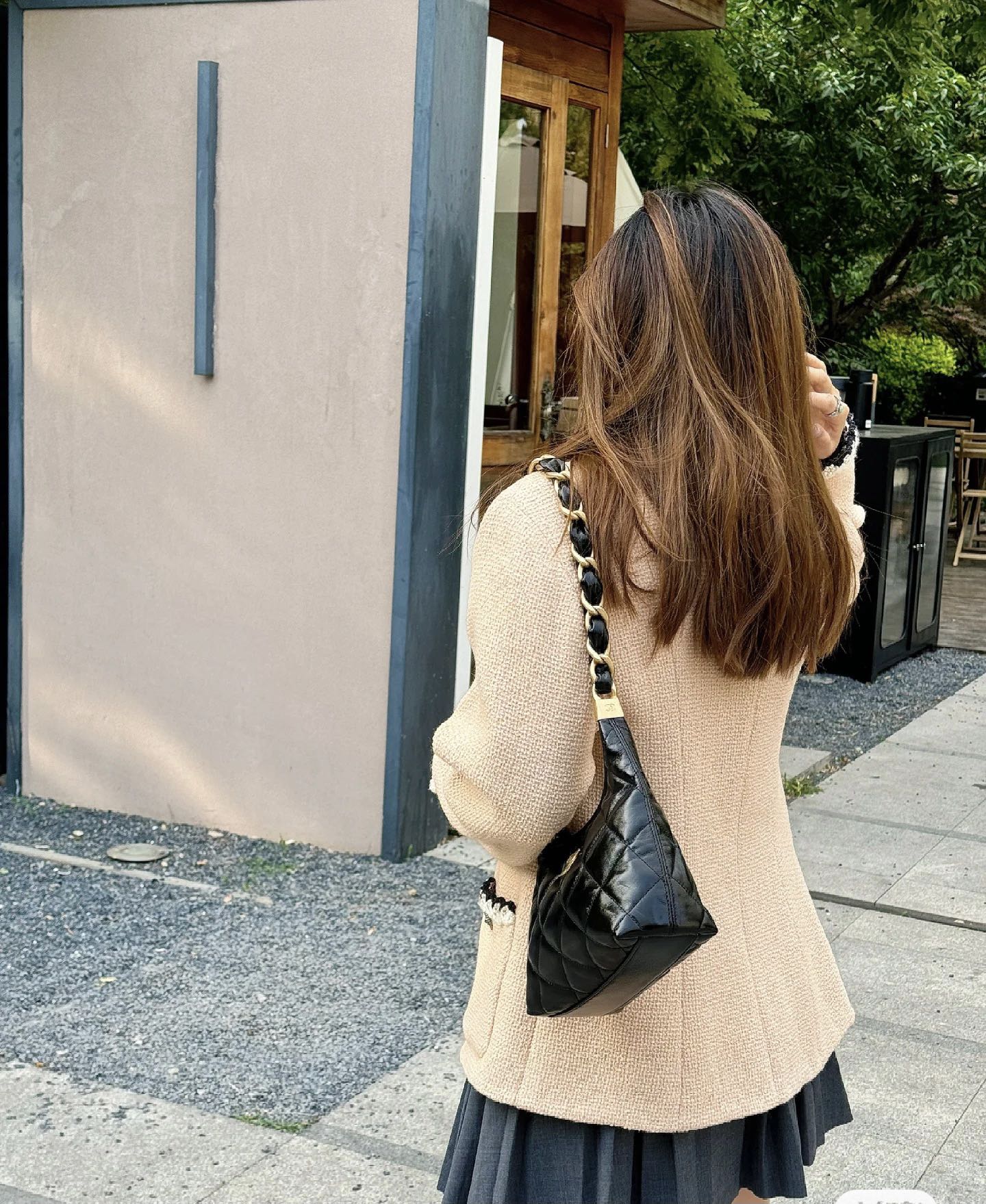 Сумка-хобо Chanel 24a под мышкой - черная