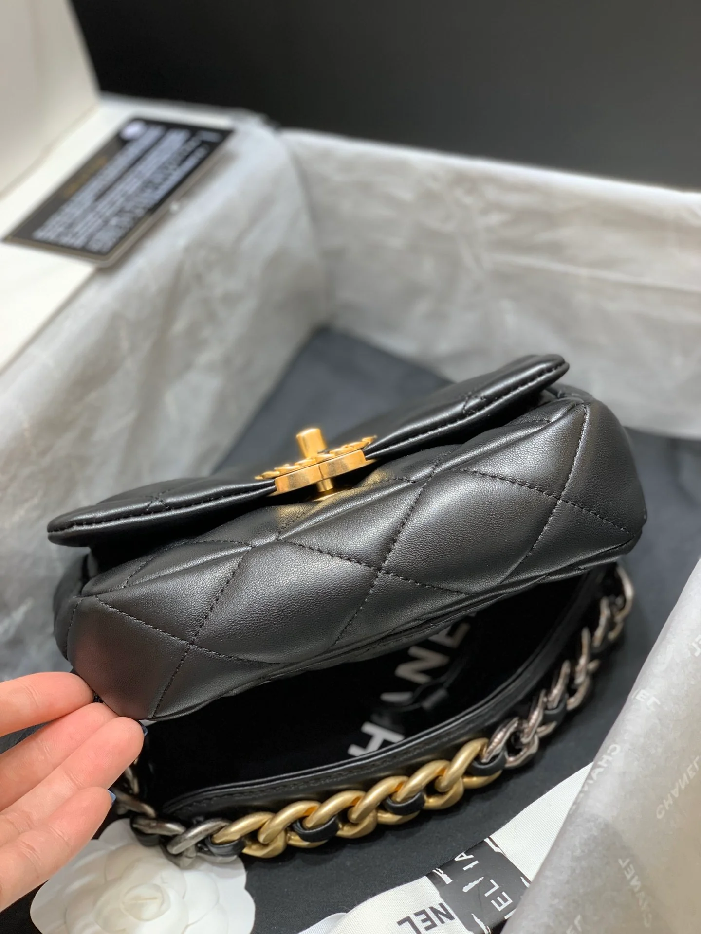 Поясная сумка Chanel 19 - мини-сумка с клапаном, черная