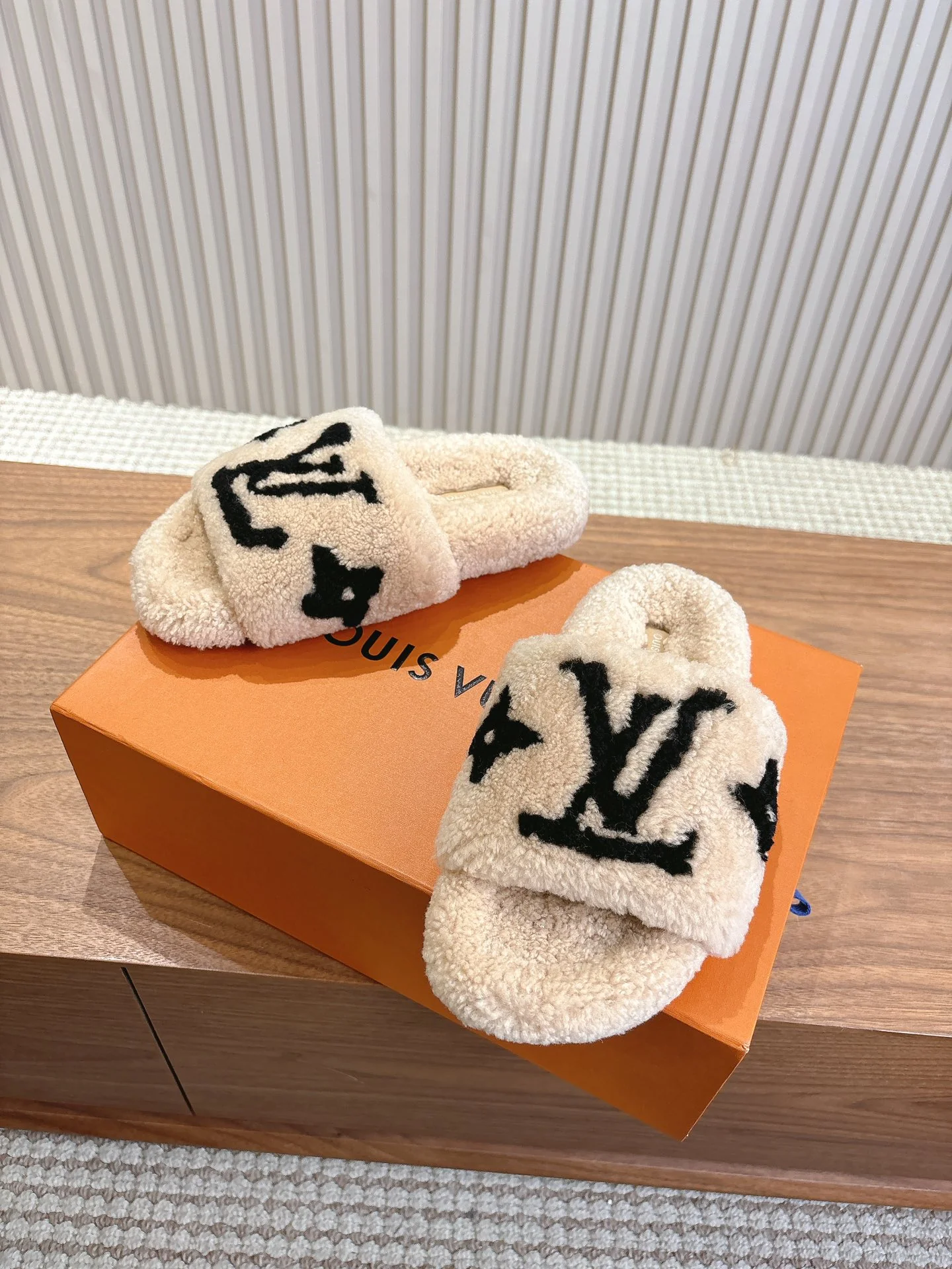 LV-2024 Шерстяные тапочки - Цвет молочного чая
