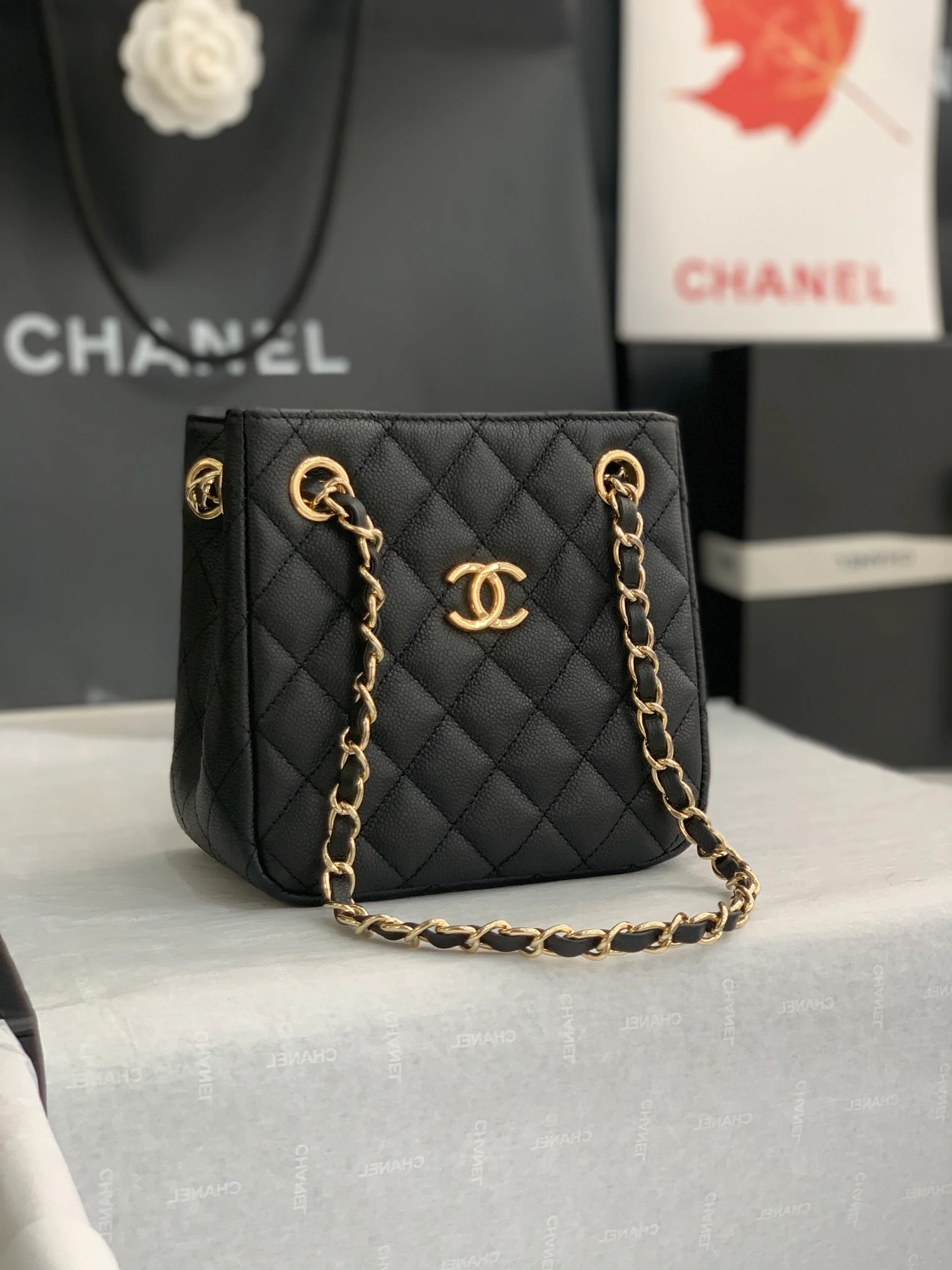 Новая сумка-тоут Chanel весна/лето 2022 — черная.