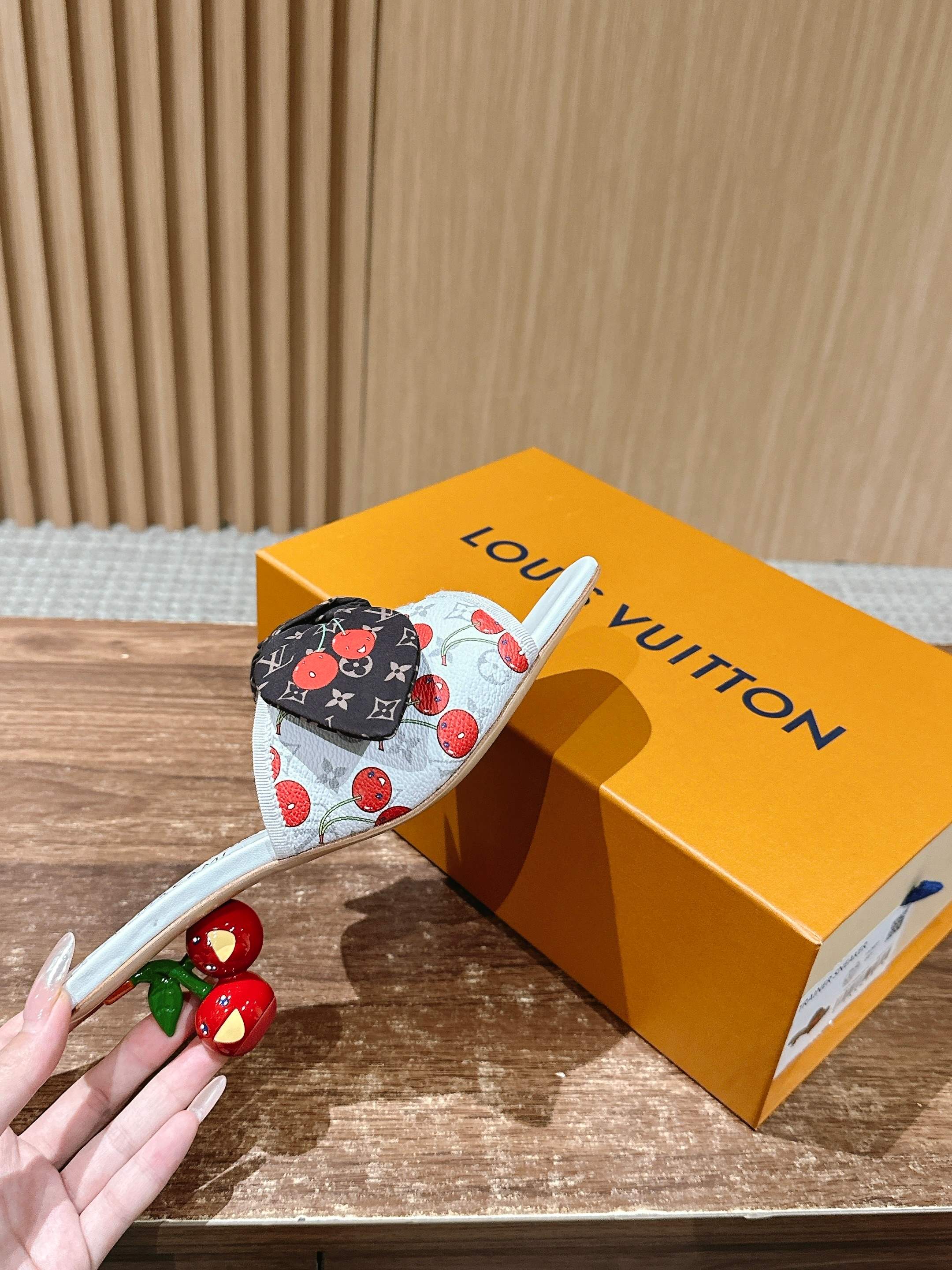 LV - Босоножки на низком каблуке с бантом и вишневым узором - Белые