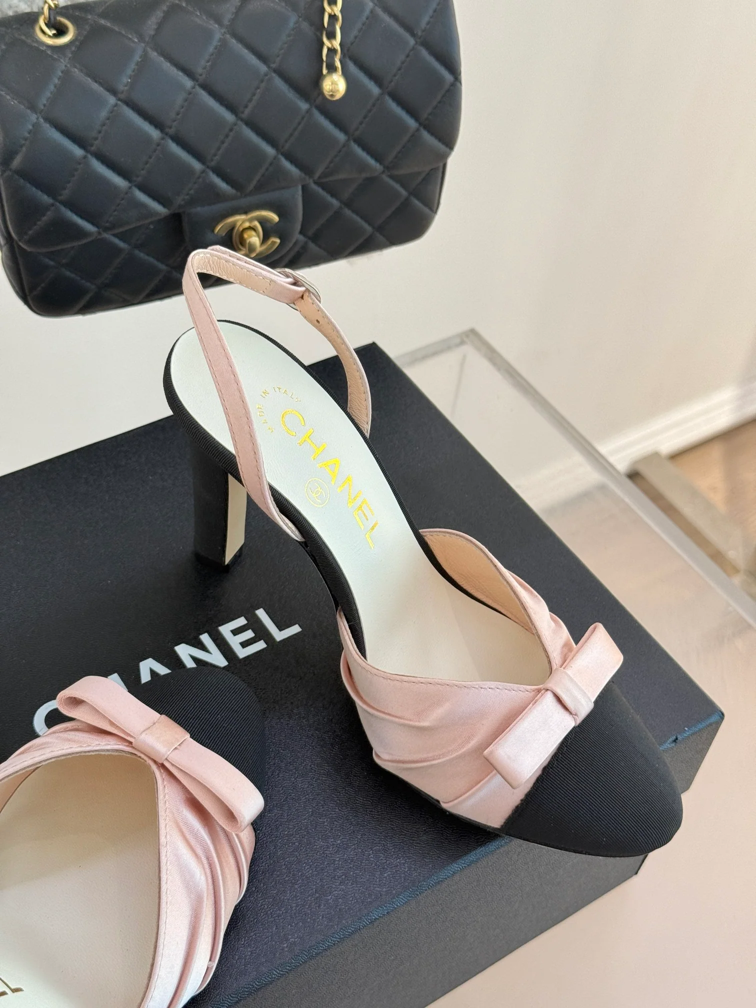 Босоножки на высоком каблуке Chanel 2024 с атласным бантом - розовые