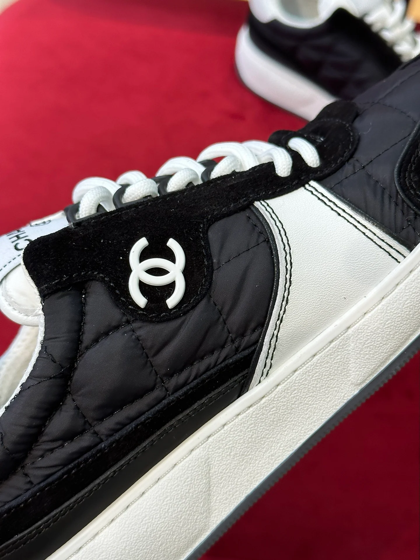 Новинка 2023 года от Chanel - Классические белые кроссовки, украшенные стразами Swarovski.