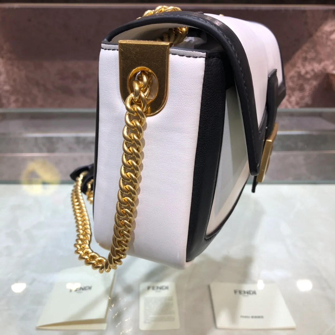 Сумка Fendi Baguette Medium из черной кожи с окантовкой