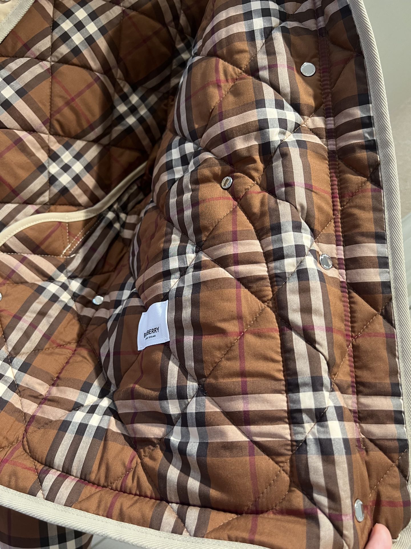 Пуховая куртка Burberry осень/зима - классический клетчатый узор с вельветовым воротником.