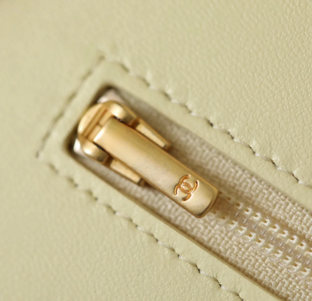 Новинка сезона весна/лето 2023 от Chanel - Сумка через плечо с цепочкой Camellia - WOC - Желтая 