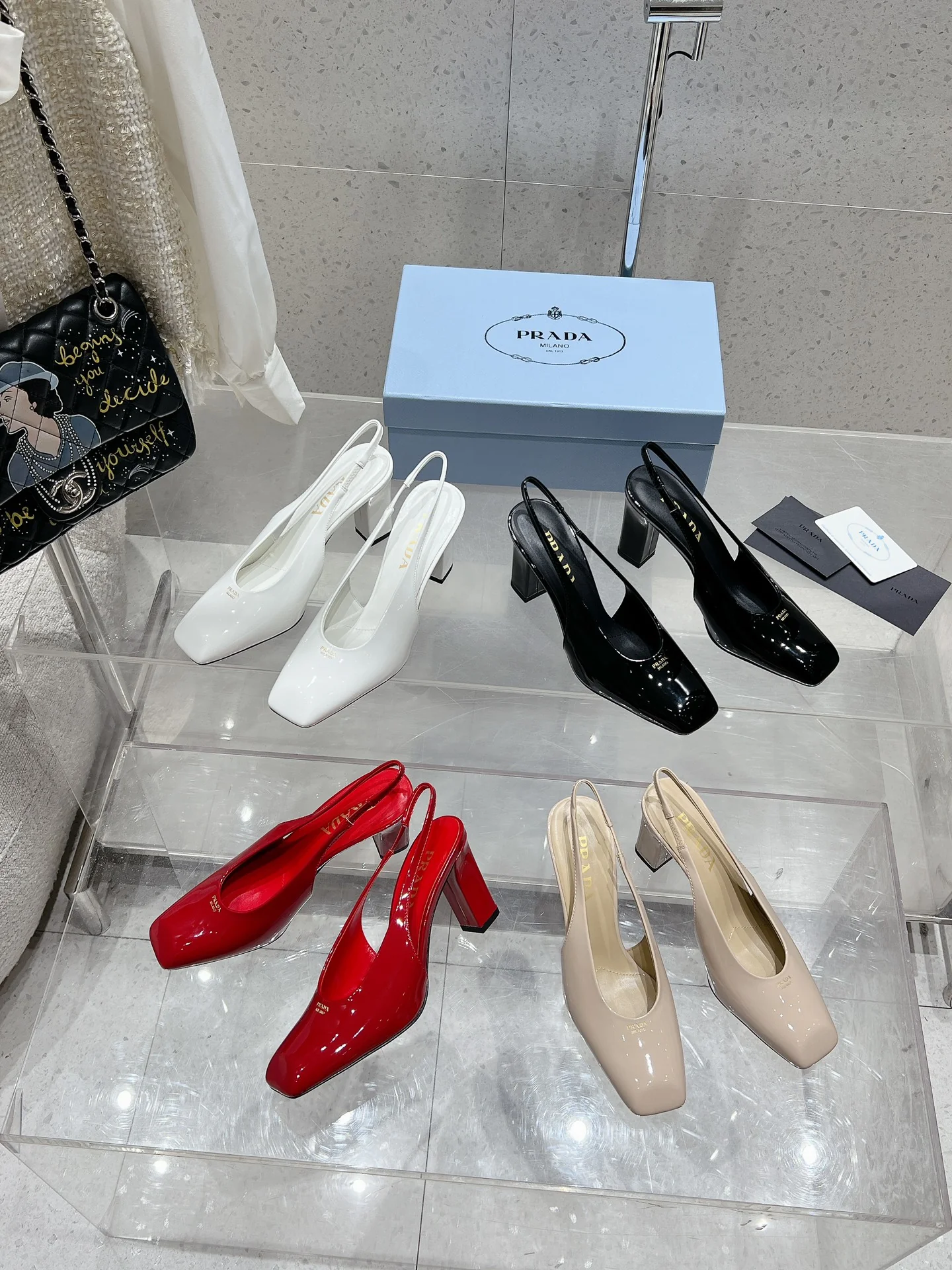 Сандалии Prada на высоком каблуке с квадратным носком и массивным носком - Изображение из коллекции - 1