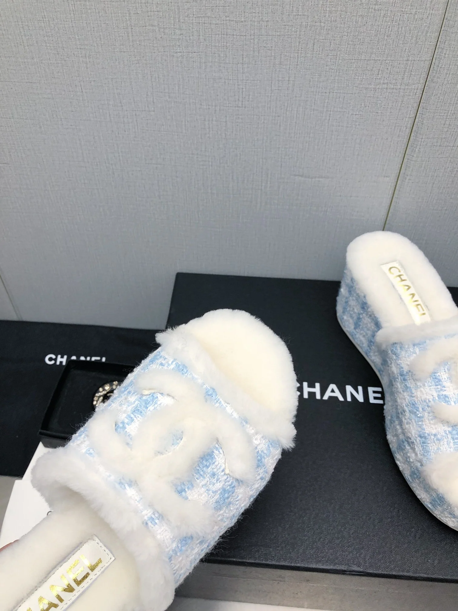 Новинка сезона осень/зима 2023 от Chanel - шерстяные сандалии в клетку сзади - светло-голубые.