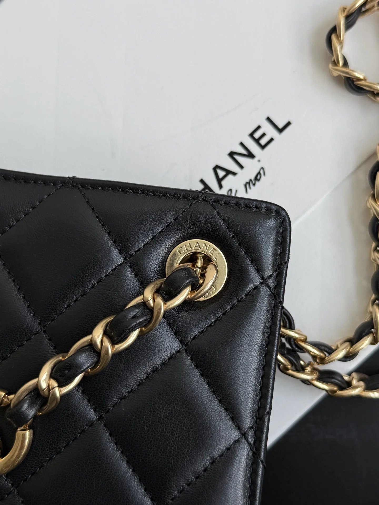 Винтажная квадратная вечерняя сумка Chanel из 24-каратного золота - черная.