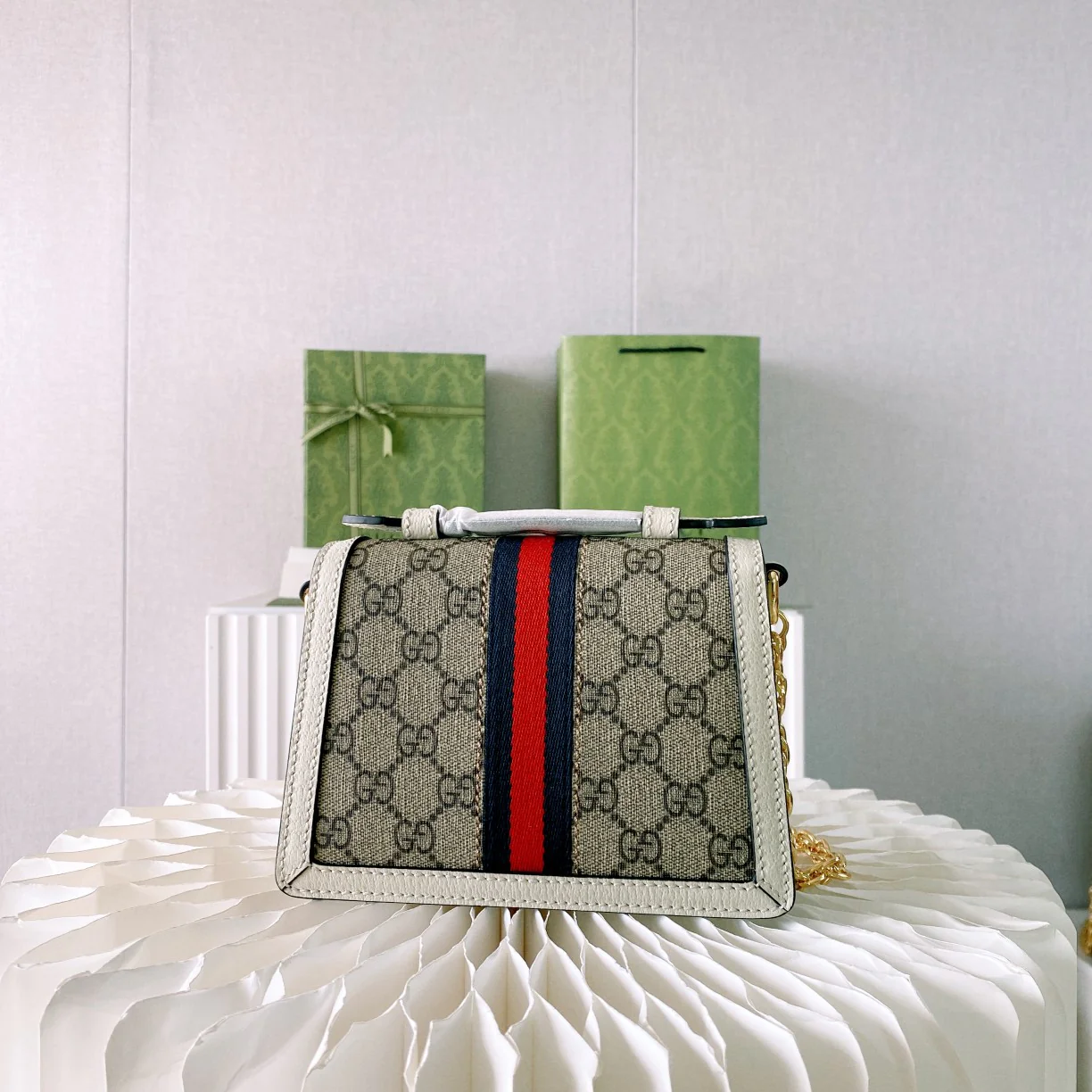 Мини-сумочка Gucci Ophidia/сумка через плечо - 17,5x13x6 см - Белая кожаная отделка с монограммой.