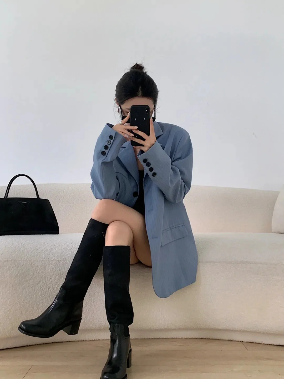 Новинка сезона осень/зима 2023 от Prada — высокие сапоги из телячьей кожи.