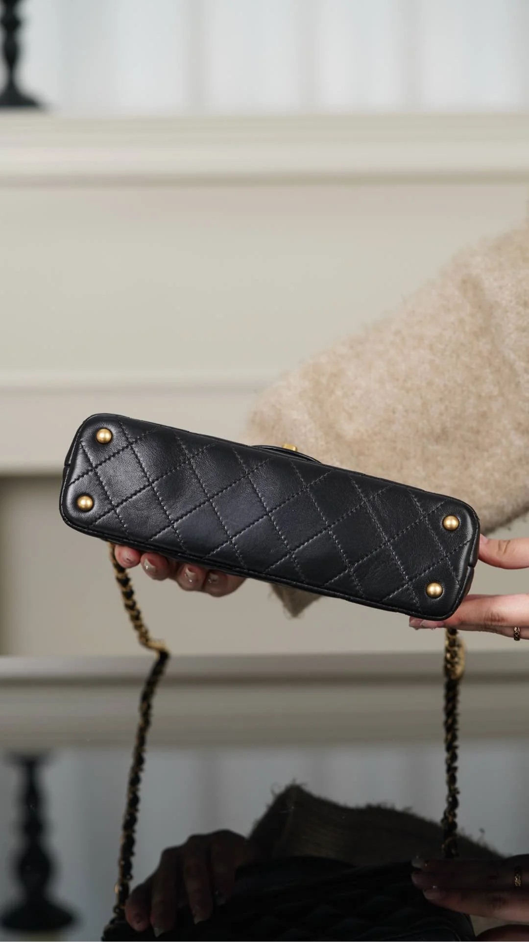 Chanel 25p - Сумка с горизонтальной ручкой и клапаном - Черно-золотая