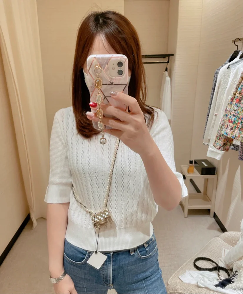 Металлическая сумка Chanel с жемчужной цепочкой