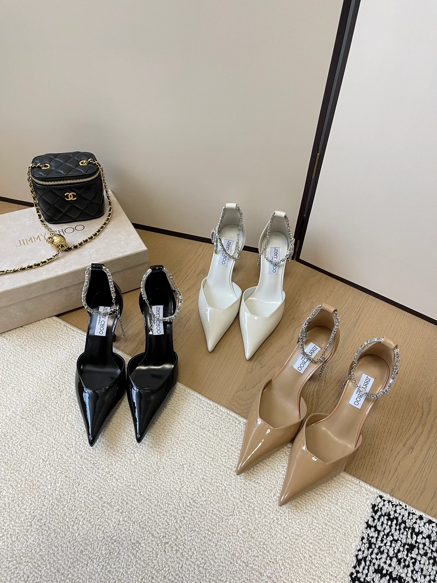 Босоножки на высоком каблуке с острым носком Jimmy 2024 - изображение из коллекции