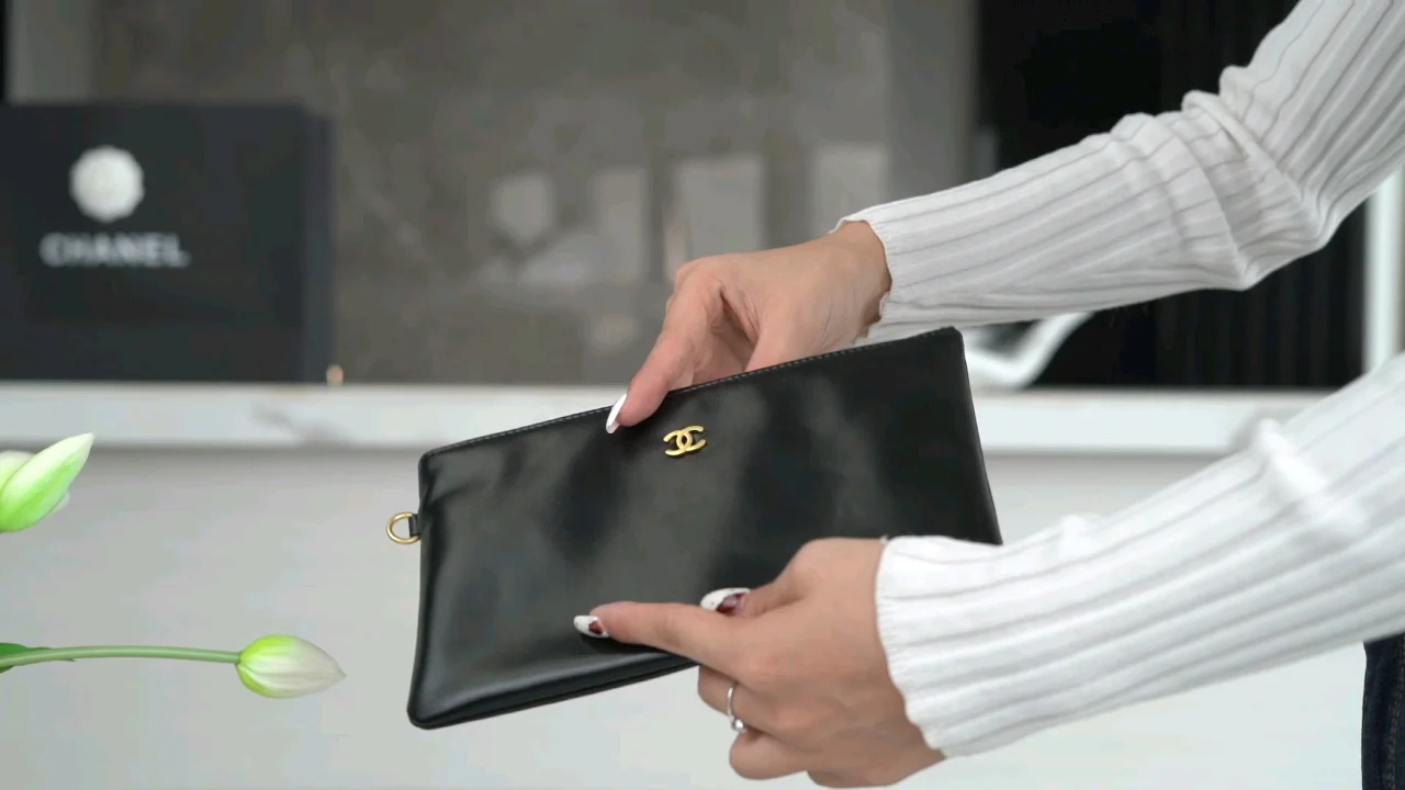 Сумка Chanel 22p 22bag, маленькая, черная, с серебряной пряжкой.