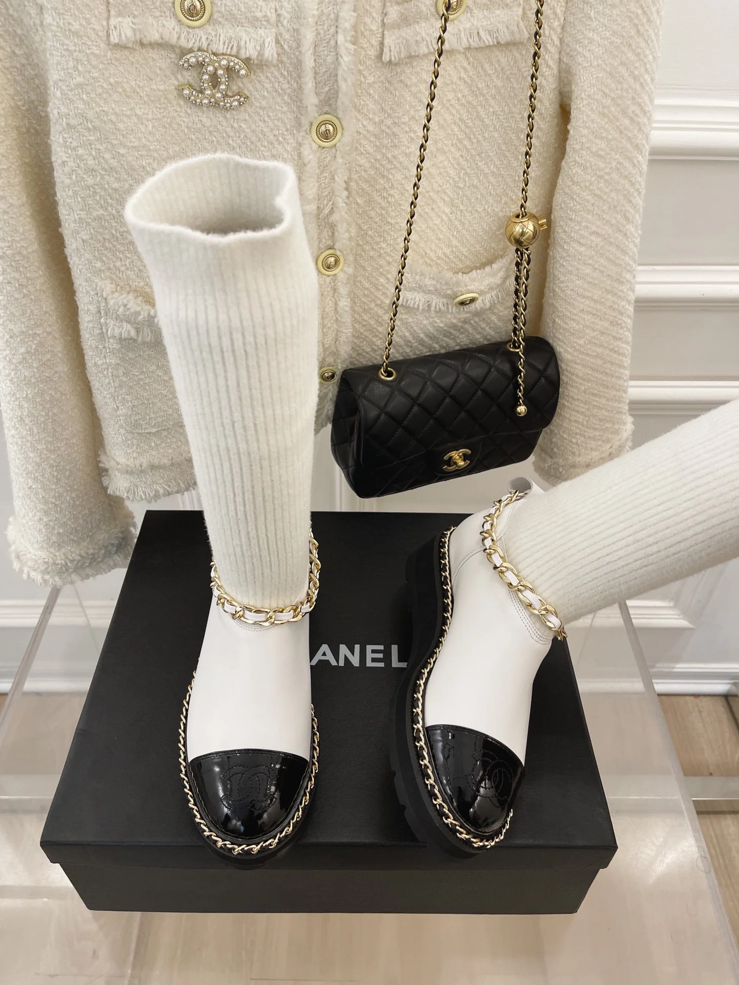 Новинка сезона осень/зима 2023 от Chanel - Ботильоны-носки - Кожаные туфли-носки с короткой цепочкой - Белые