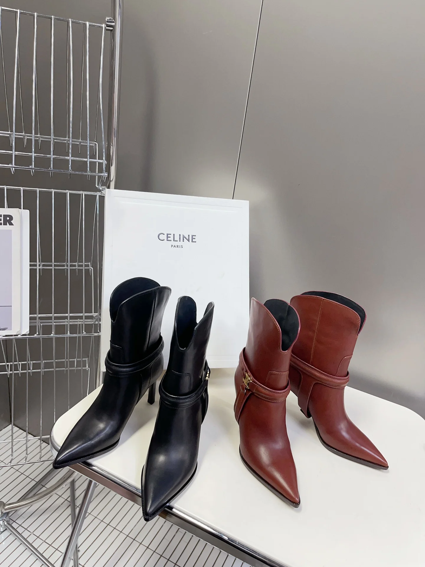 Новинка начала осени 2023 года от Celine: ботильоны на высоком каблуке с острым носком.