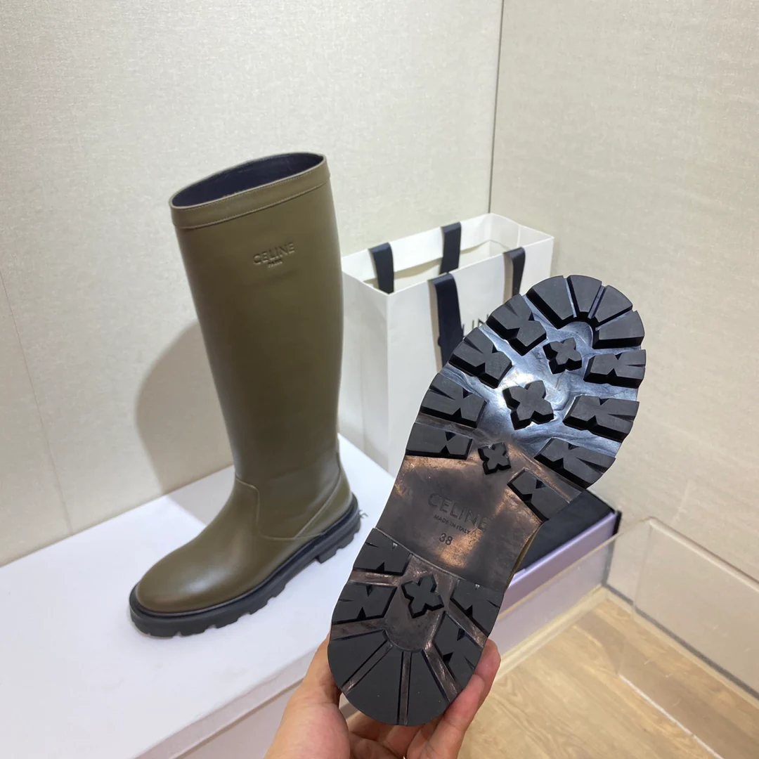 Образ Celine с показа Триумфальной арки — сапоги для верховой езды — зеленые.