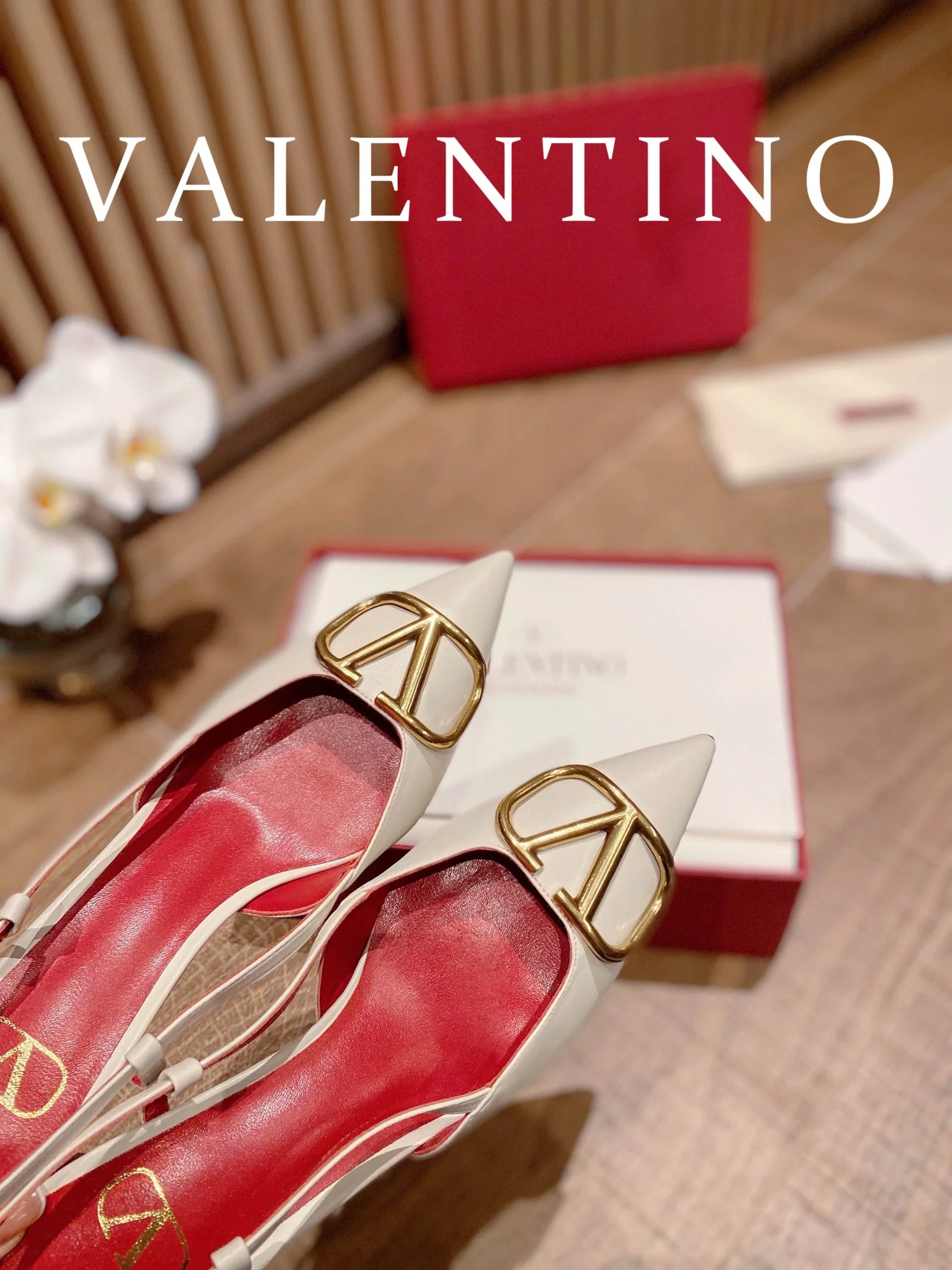 Valentino - Белые туфли на низком каблуке с острым носком