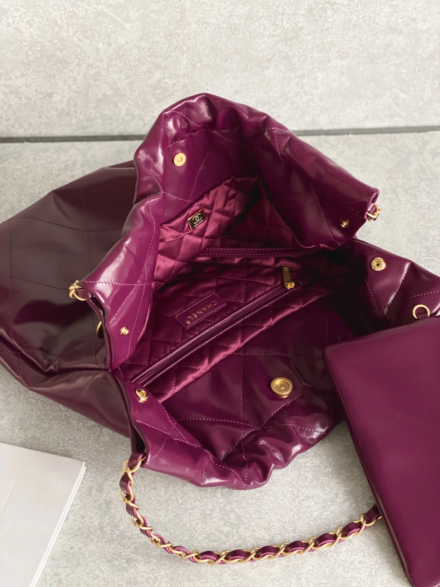 Новинка сезона весна/лето 2023 от Chanel - сумка 22 - маленькая - бордовая