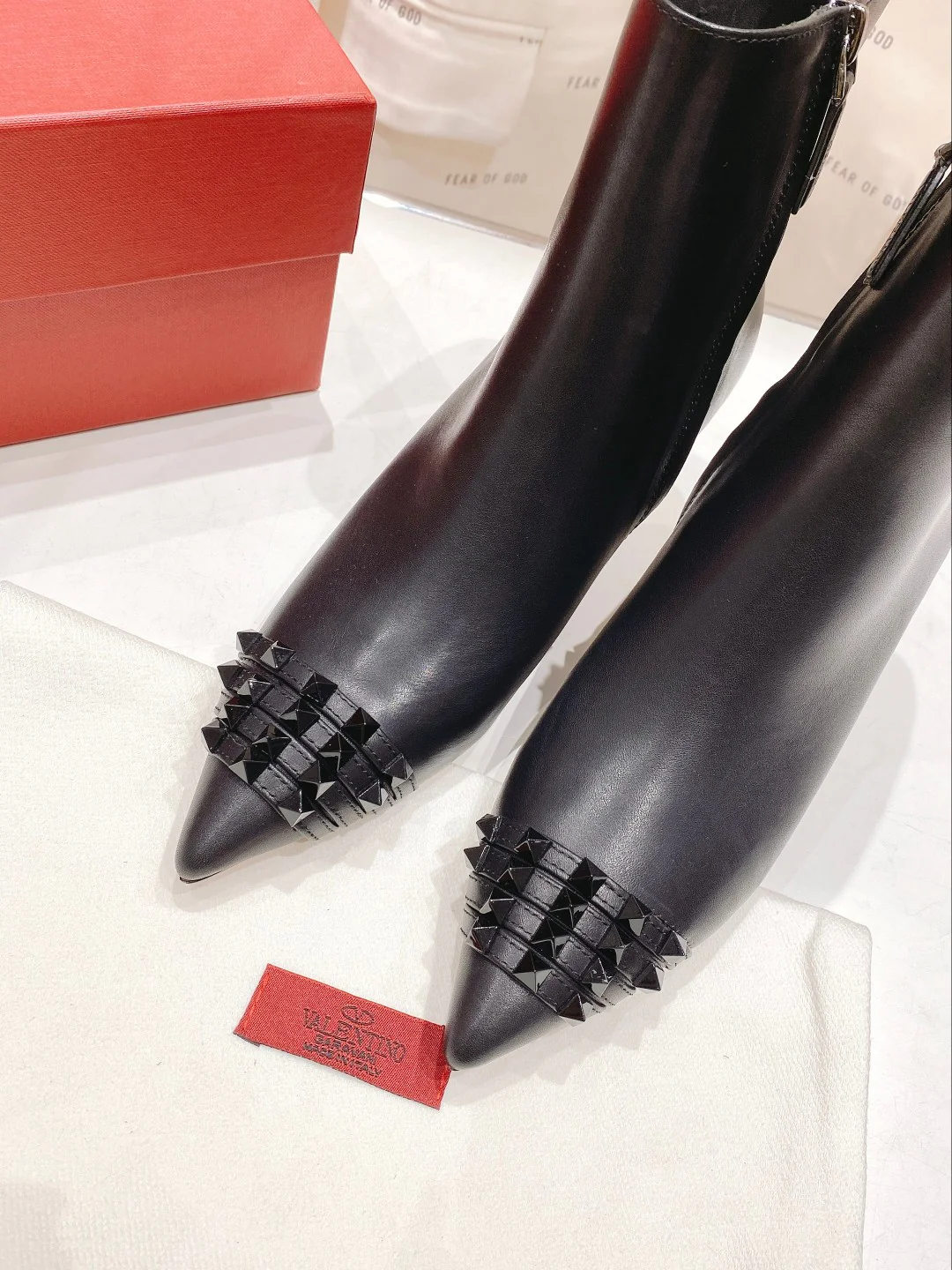 Valentino - Ботильоны на шпильке с заклепками - Черные