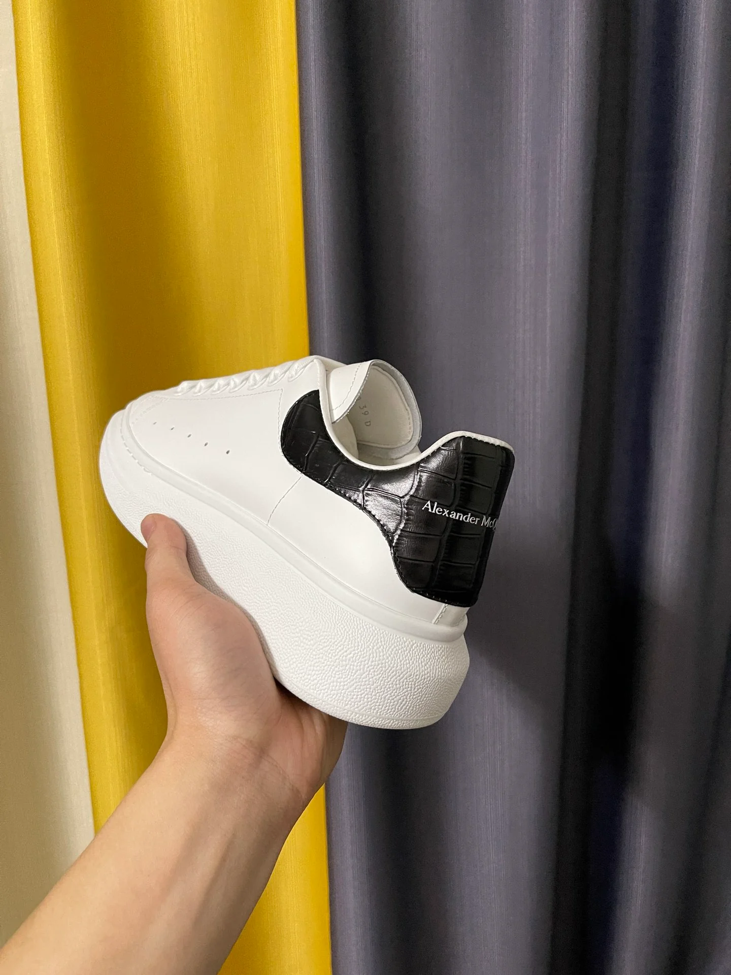 Классические белые кроссовки McQueen - унисекс - с черным вощеным крокодиловым хвостом