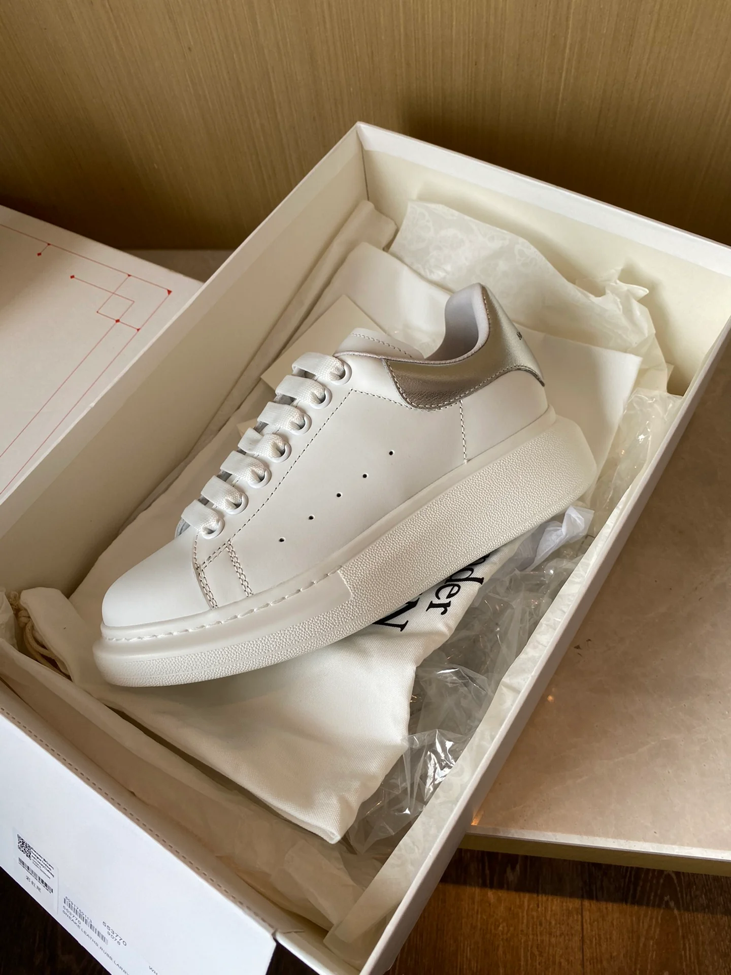 Классические белые кроссовки McQueen - лакированное серебро