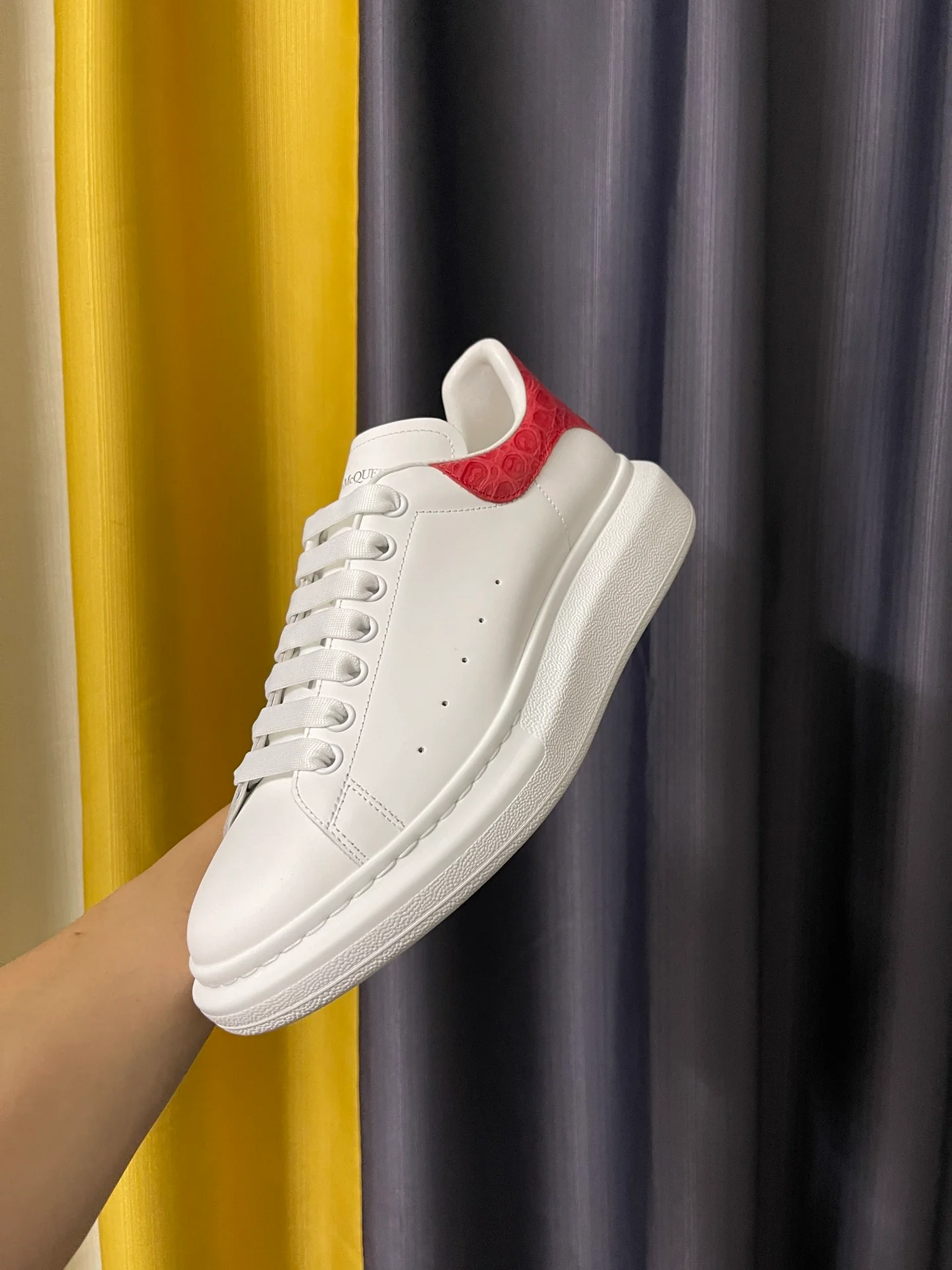 Классические белые кроссовки McQueen - унисекс - каблук с красной крокодиловой полосой