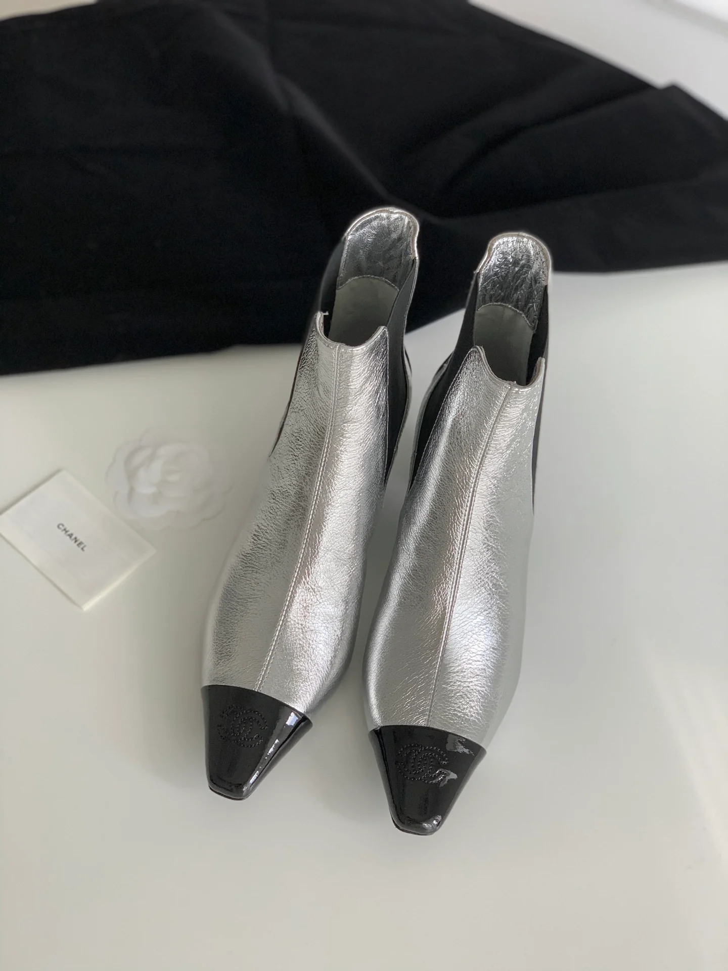 Новинка сезона осень/зима 2023 от Chanel - Ботильоны из овечьей кожи с квадратным носком и массивным каблуком - серебристые.