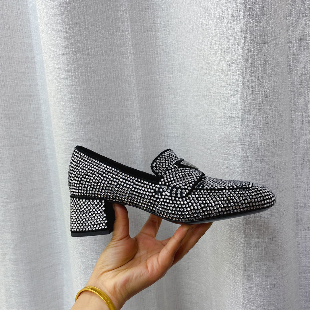 Туфли Prada, лоферы Prada на низком каблуке, украшенные стразами, серебристые.