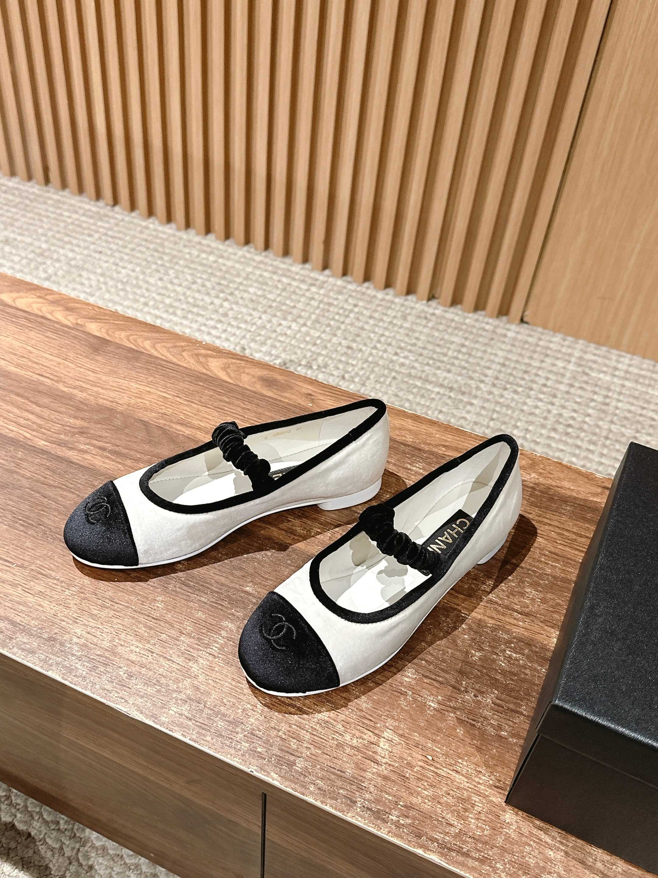 Новинка сезона весна/лето 2025 от Chanel - туфли Мэри Джейн из белой замши.