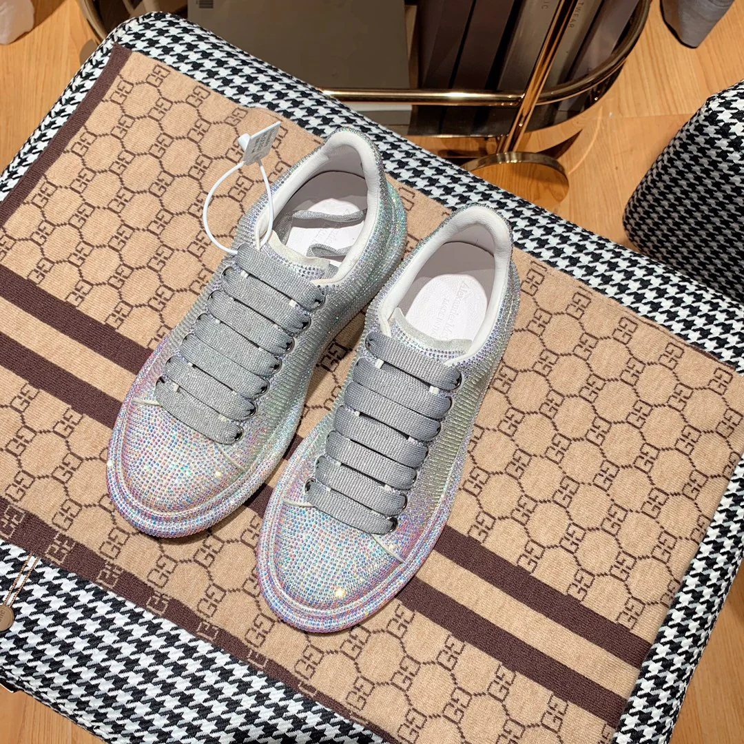 Классические белые кроссовки McQueen — серебристые с отделкой из страз.