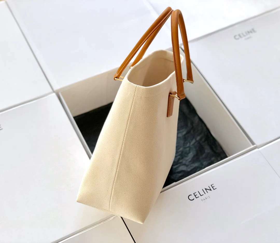 Сумка Celine Cabas из канваса с горизонтальным принтом и телячьей кожи.