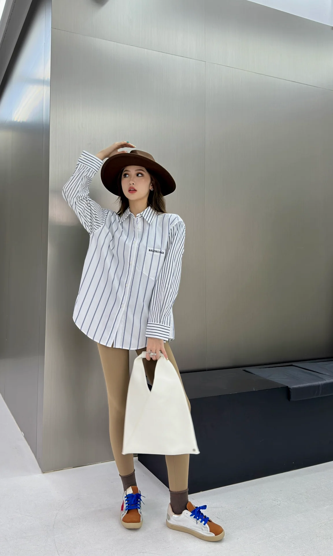 Рубашка Balenciaga 2403 в полоску с цветовыми блоками - сине-белая