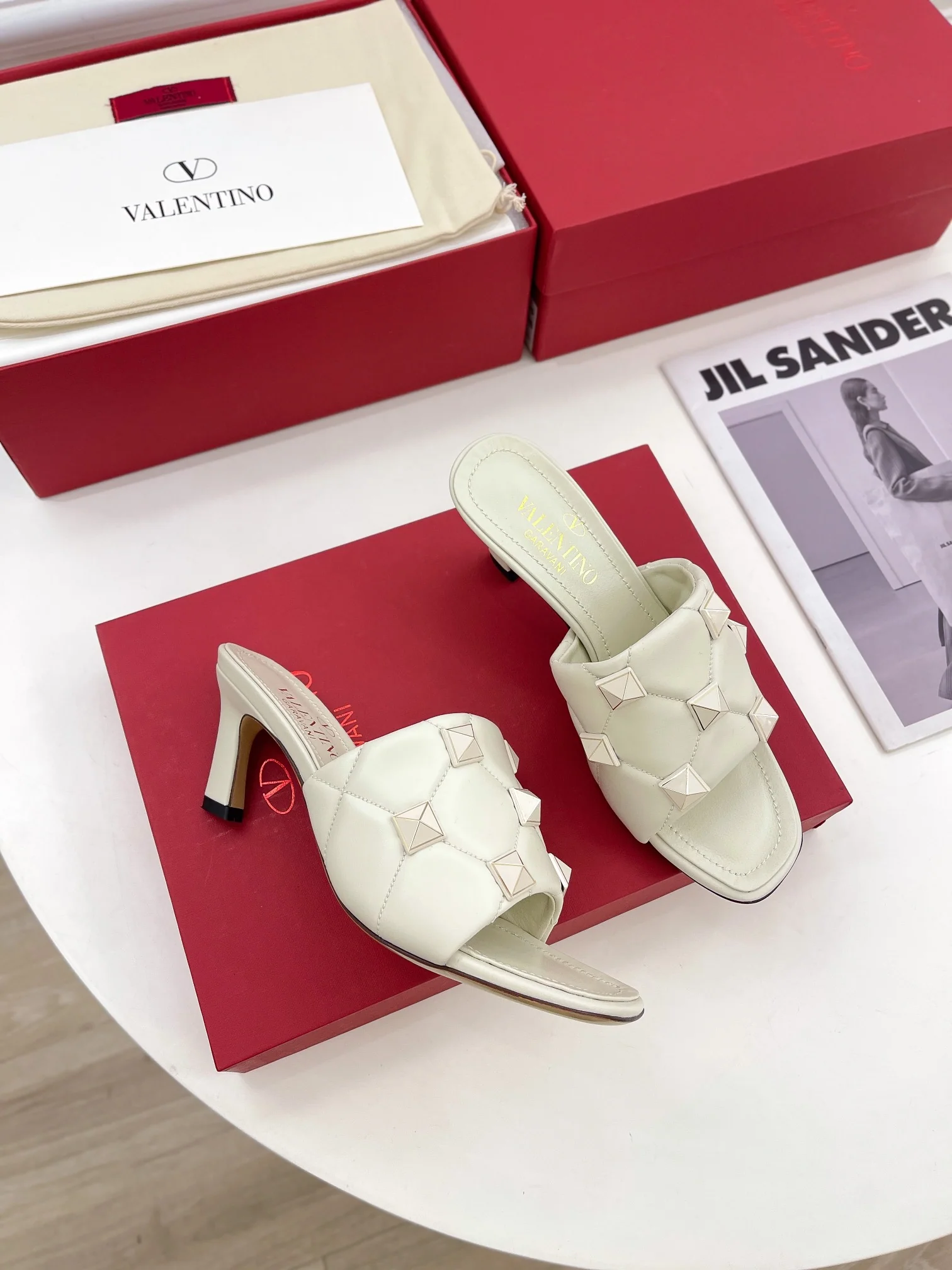 Новинка сезона весна/лето 2022 от Valentino - туфли на каблуке с заклепками