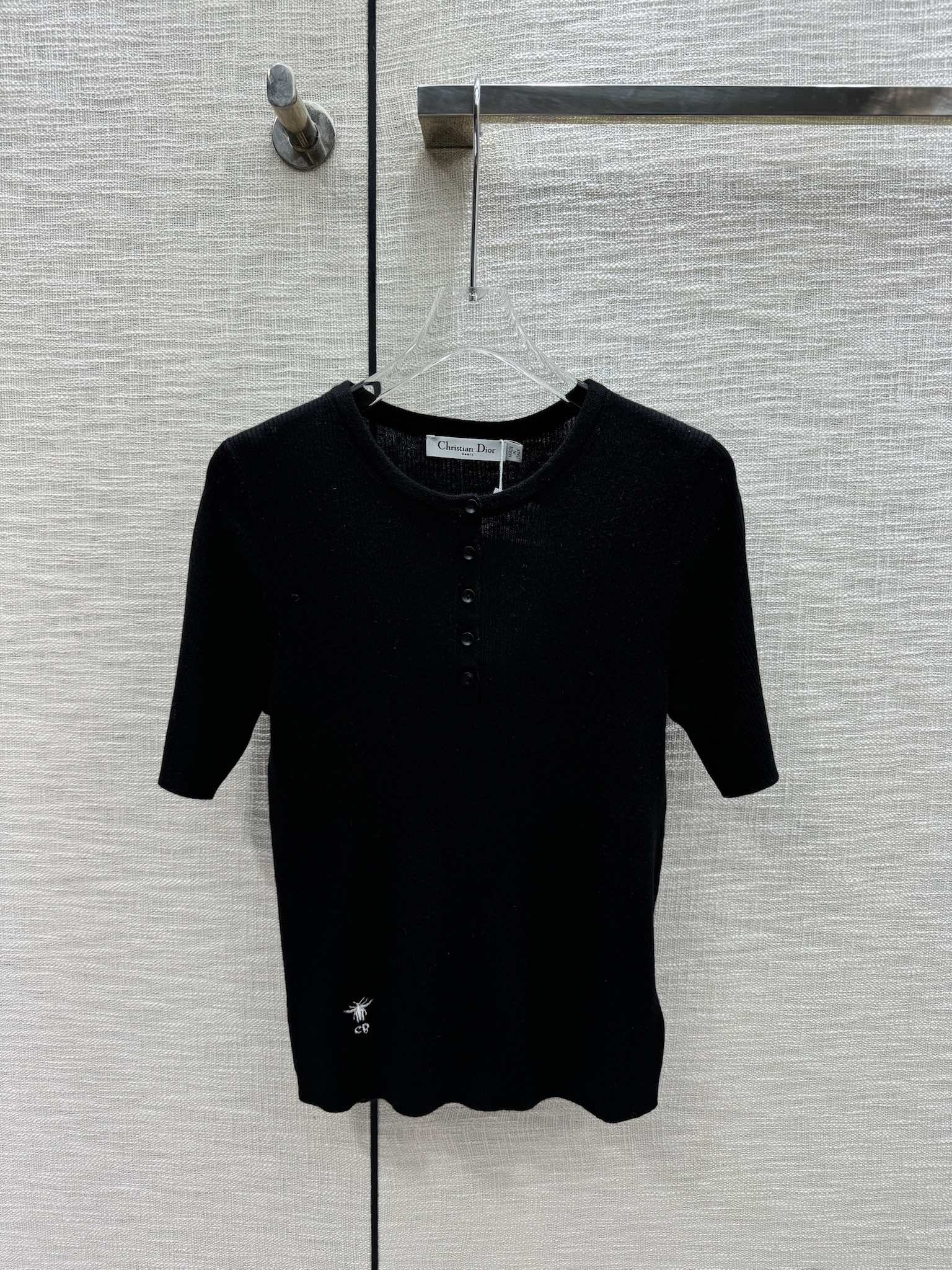Новая трикотажная футболка Dior с коротким рукавом и вышитой буквой CD из коллекции Весна/Лето 2024 — черная.