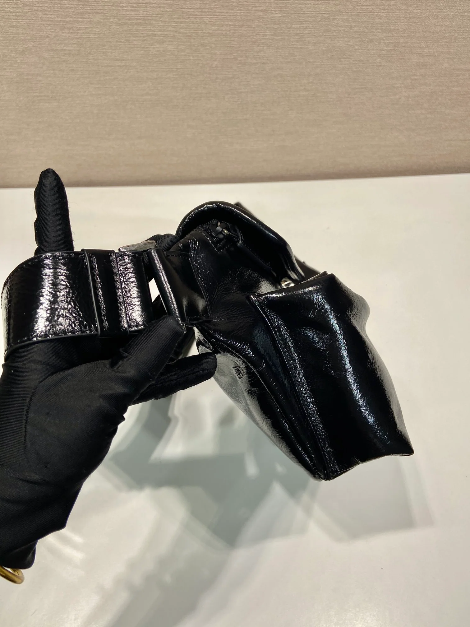 Поясная сумка Prada из вощеной кожи