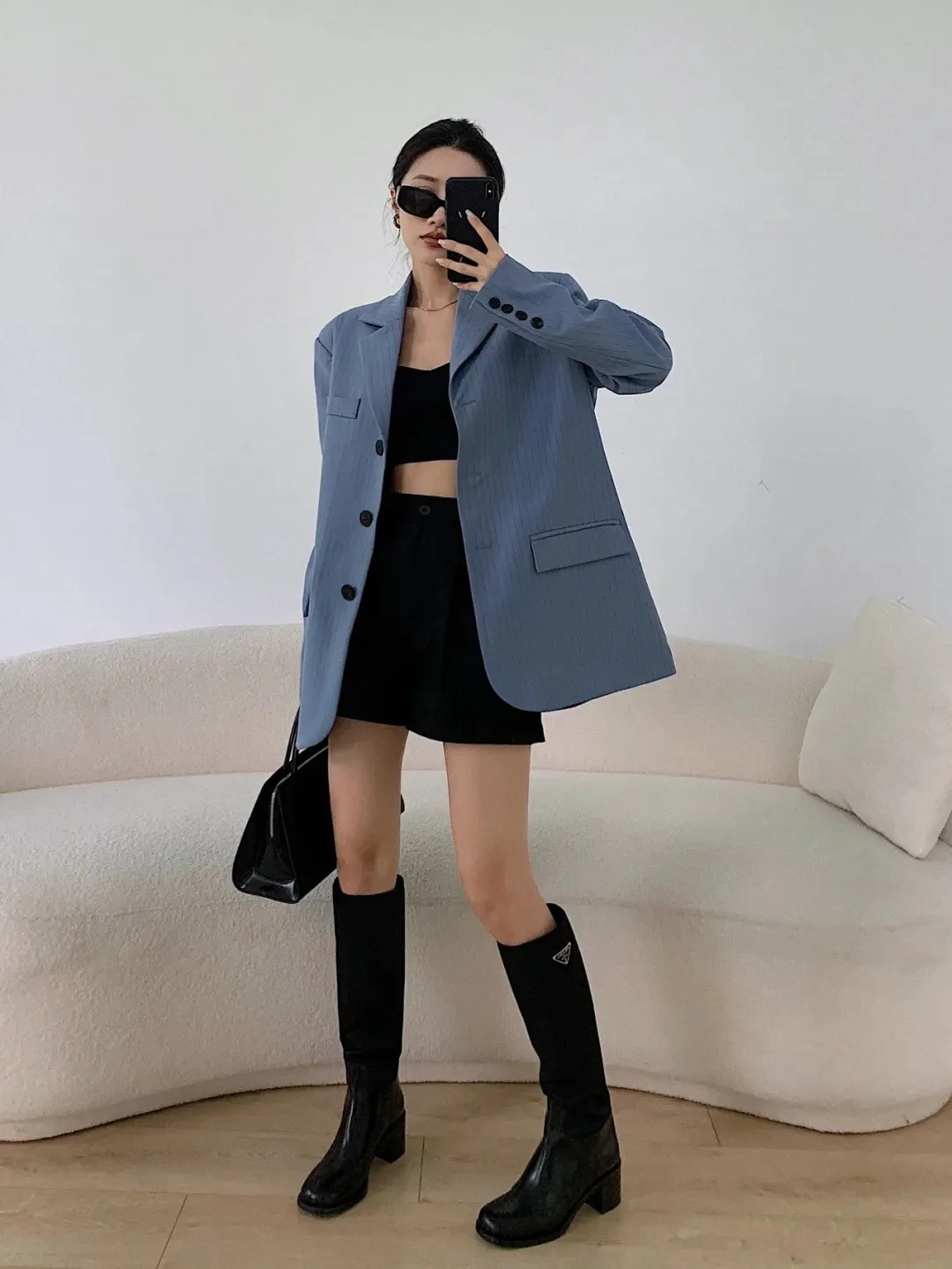 Новинка сезона осень/зима 2023 от Prada — высокие сапоги из телячьей кожи.