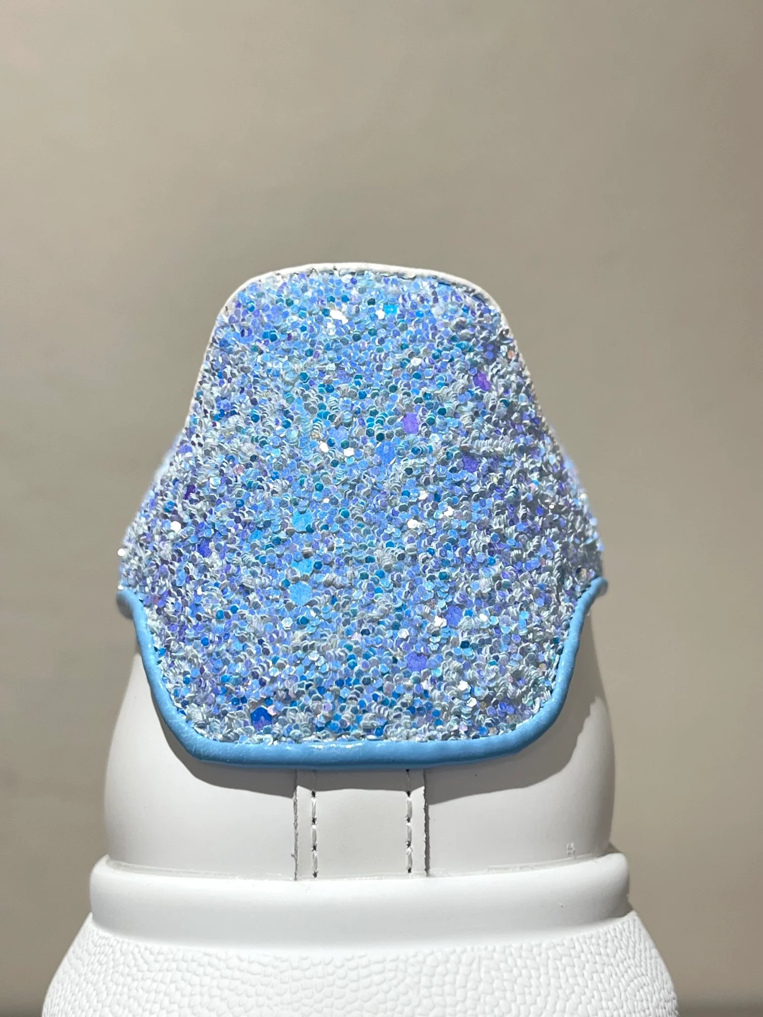 McQueen - Премиум-издание классических белых кроссовок с кристально-голубыми блестками