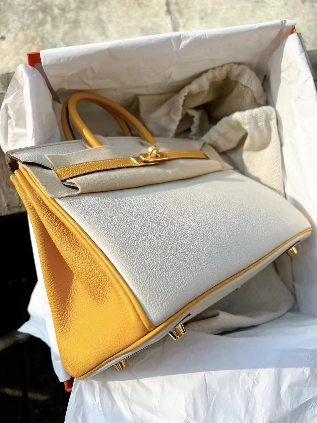 Сумка Hermes Birkin 25 цвета ?молочный коктейль? с янтарно-желтой и золотой пряжкой.